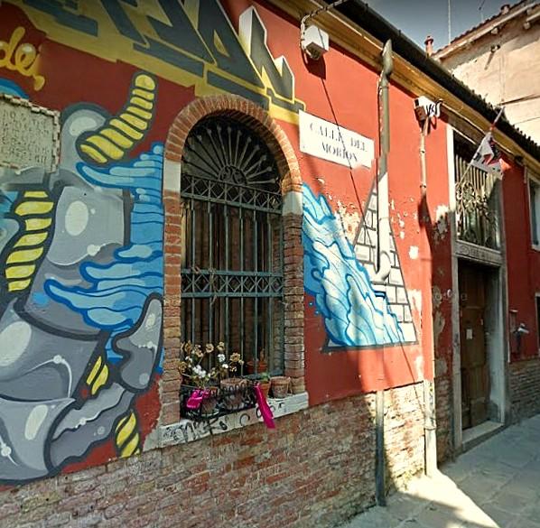 L'esterno del Laboratorioccupato Morion in Salizada san Francesco della Vigna